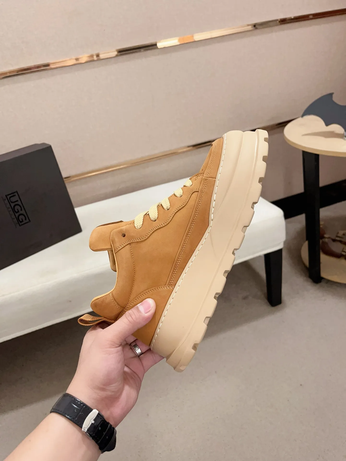 Factory price: 800💰North American men's shoes Ugg ☃️In the special sale of new high-quality men's shoes snow boots in autumn and winter, the nemesis of extreme cold weather! Made of cowhide leather, merino wool lining, and original outsole, whether driving, outdoor or daily wear, there is always one that suits you! Code number 39-44